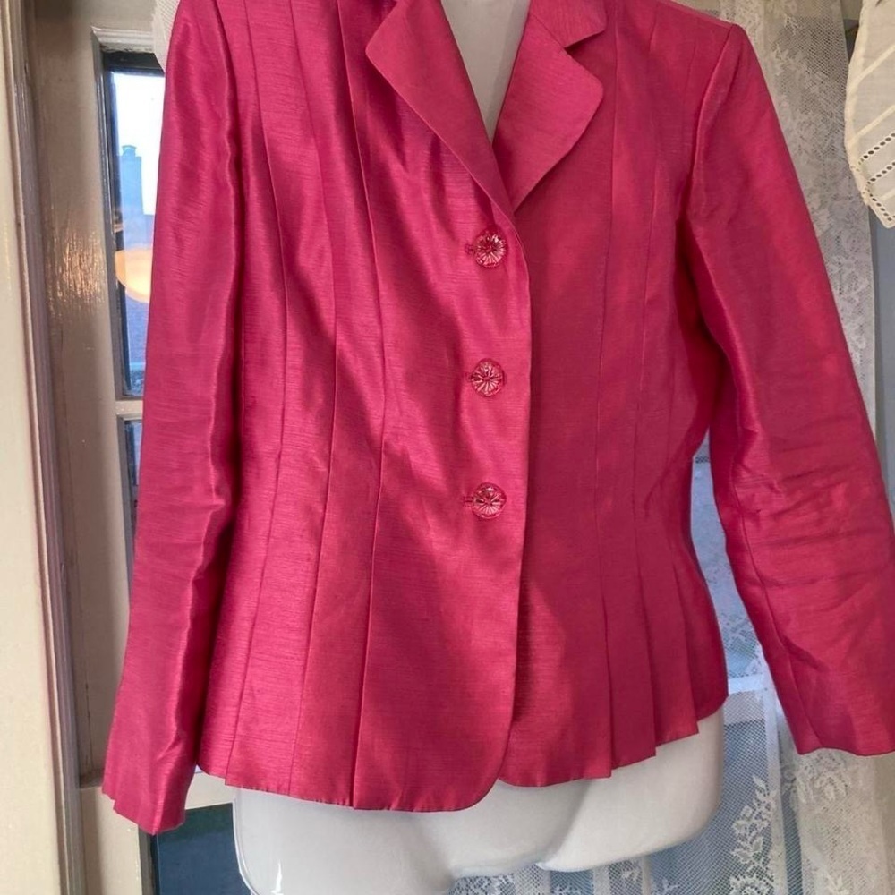 Pink Le Suits Blazer with detailed buttons. Approx S 17in

rose pink